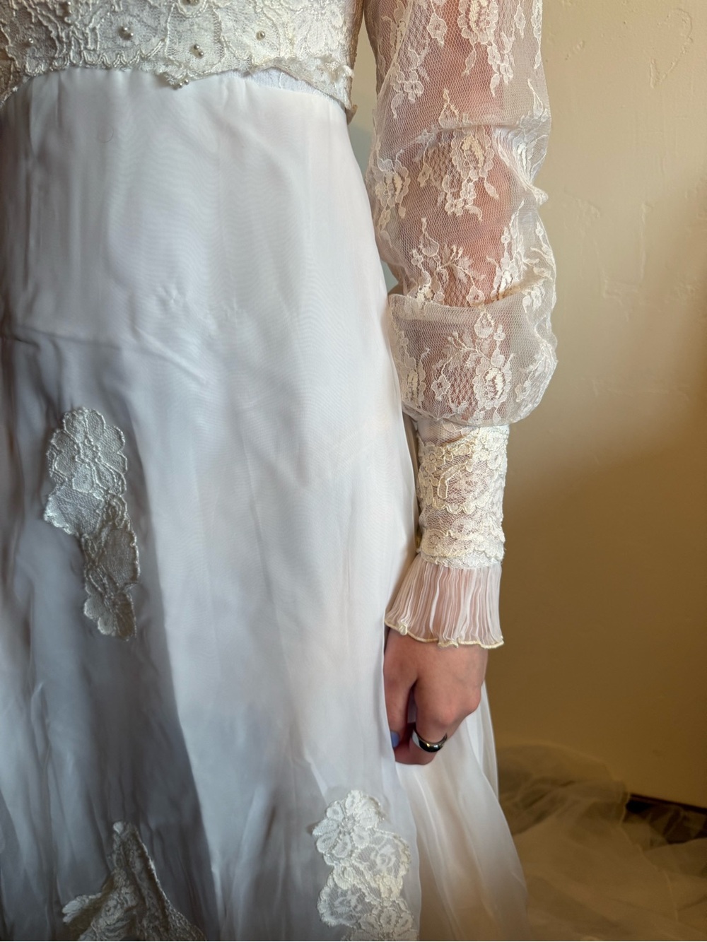 Vintage Ivory Lace Long Sleeve Bridal Dress - Picture 4 of 12